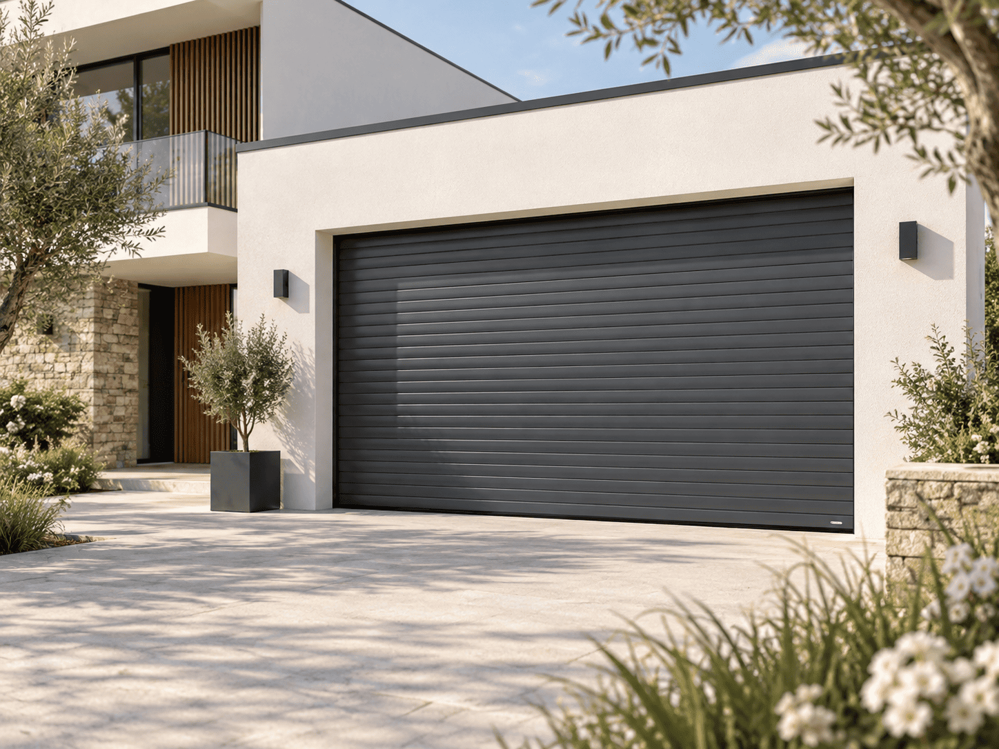 Porte de garage enroulable anthracite sur une maison contemporaine